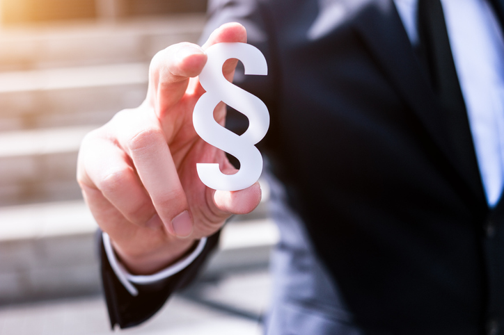 Weißen Bereich Zeichen halten von Geschäftsmann